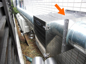 丸ダクトに取り付けた厨房排気用消臭器