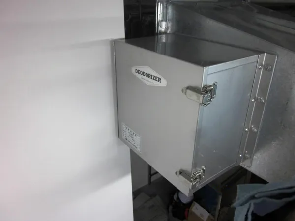 スーパーの厨房排気ダクトに取り付けたDC-4SⅡ