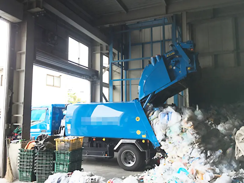 産業廃棄物施設にゴミを運搬する収集車