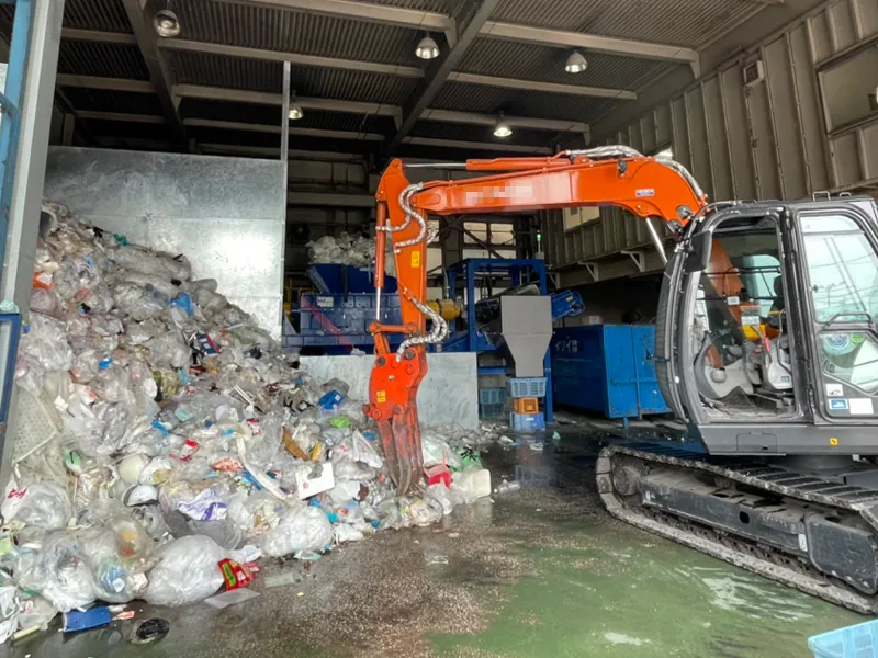 産業廃棄物処理施設のゴミと重機