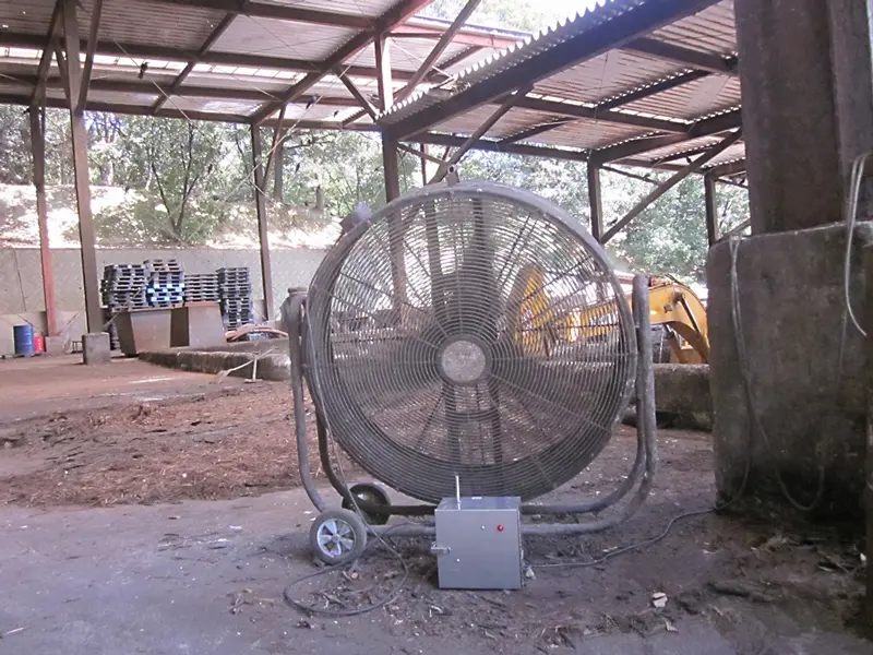 開放的な堆肥舎に向けて消臭剤を発散中のテスト器