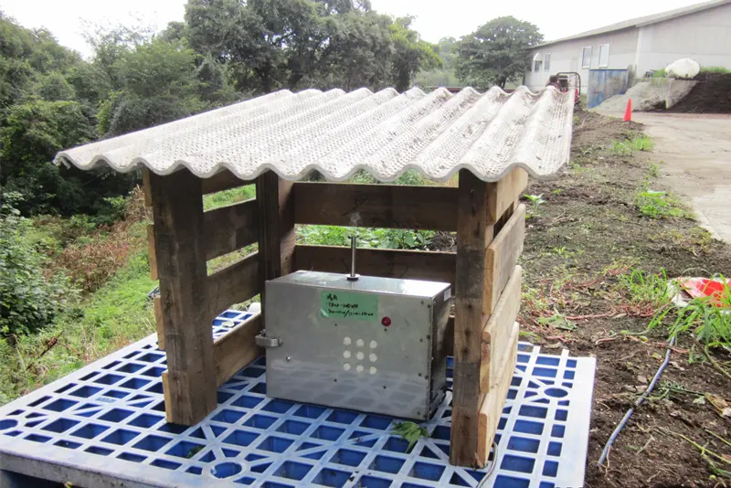 堆肥製造工場の出入口付近に設置した中和消臭器