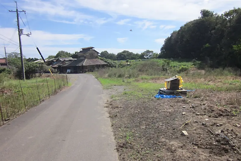車道近くに設置した中和消臭器