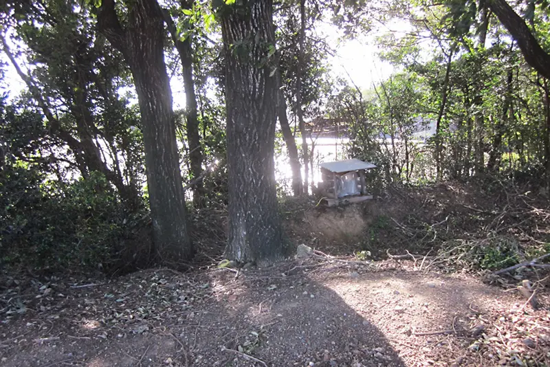 工場の裏手に設置した中和消臭器