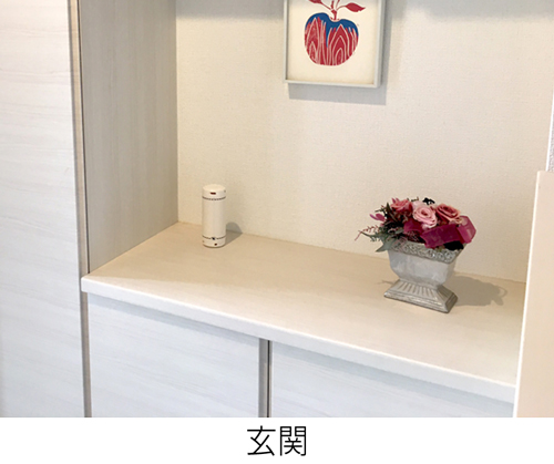 玄関の棚に置いた森のカプセル