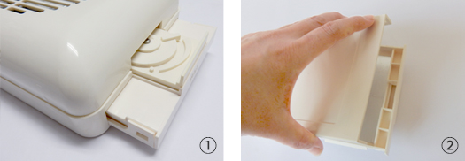 ミニフォレスト本体から消臭剤ケースを引き出す手順