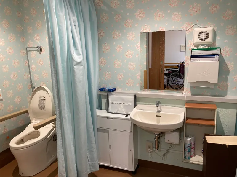 トイレや洗面所のある高齢者施設の居室1