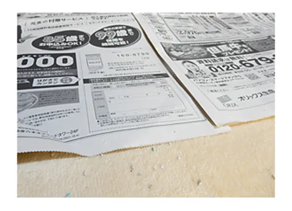 新聞紙で覆った消臭剤