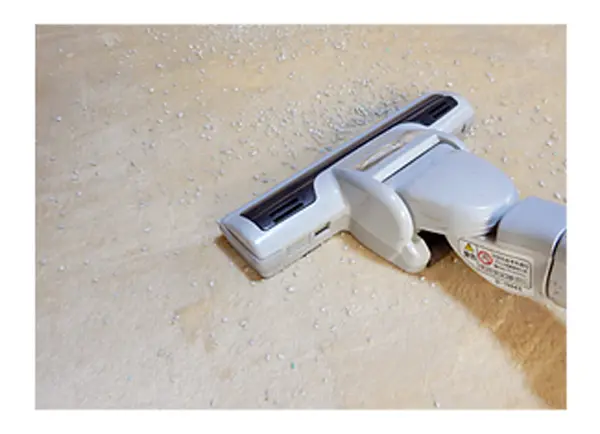 掃除機で吸い取っているデオドラントパウダー