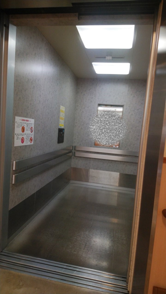 老人保健施設のエレベーター内