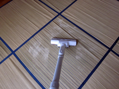 掃除機でパウダーを吸い取る