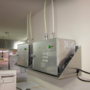 厨房に設置した中和消臭器 DMD-02ATⅡ（右から）
