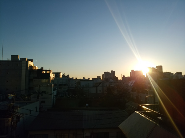 都会の朝日