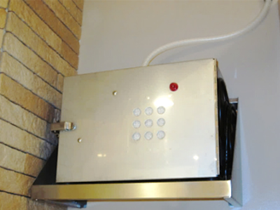 ピザ屋に取り付けた中和消臭器