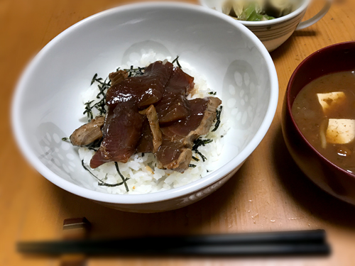 カツオの韓国風漬け丼