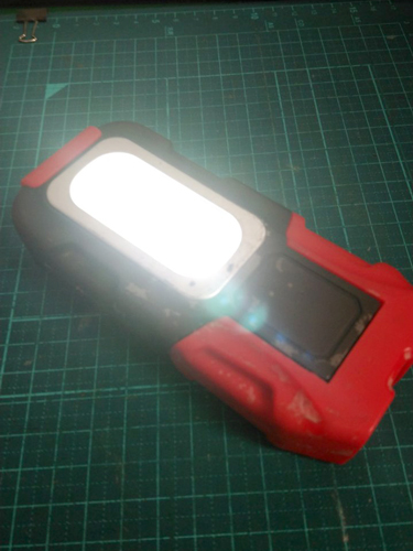 強い光を放つ懐中電灯