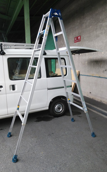 脚を延ばした7尺脚立