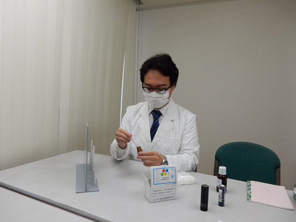 嗅覚検査を実施中の臭気判定士