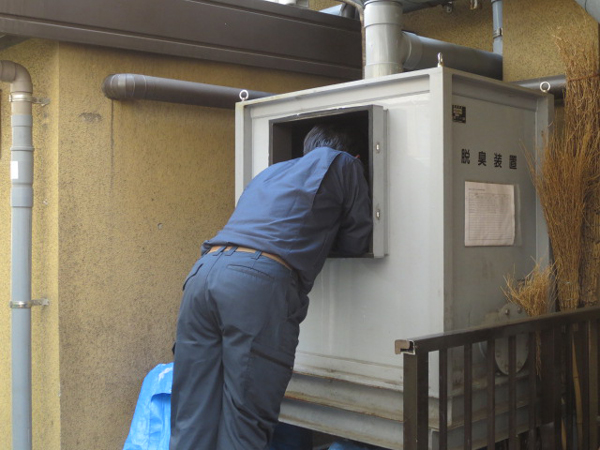 吸着式脱臭器をのぞき込む私